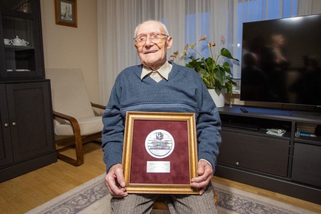 Wręczenie medalu stuletniemu Aleksowi Czerwińskiemu, fot. Mikołaj Kuras dla UMWKP