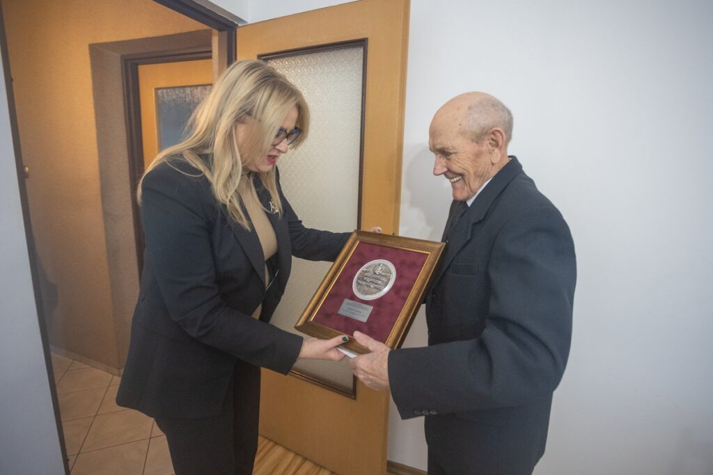 Wręczenie medalu stuletniemu Władysławowi Szaneckiemu, fot. Mikołaj Kuras dla UMWKP