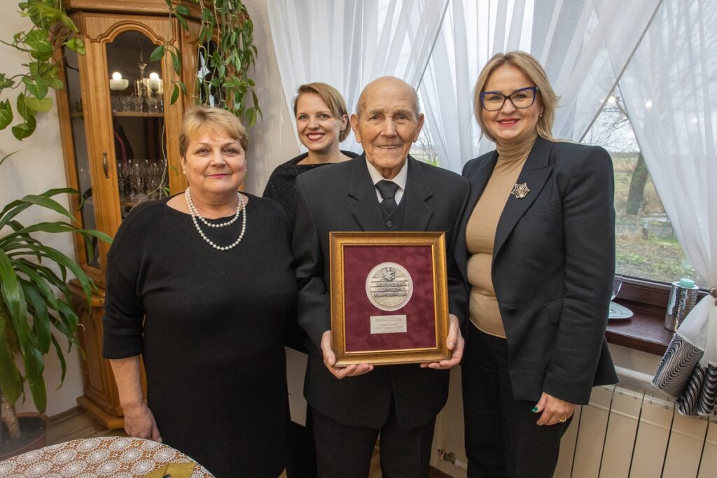 Wręczenie medalu stuletniemu Władysławowi Szaneckiemu, fot. Mikołaj Kuras dla UMWKP