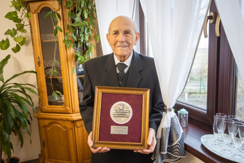 Wręczenie medalu stuletniemu Władysławowi Szaneckiemu, fot. Mikołaj Kuras dla UMWKP