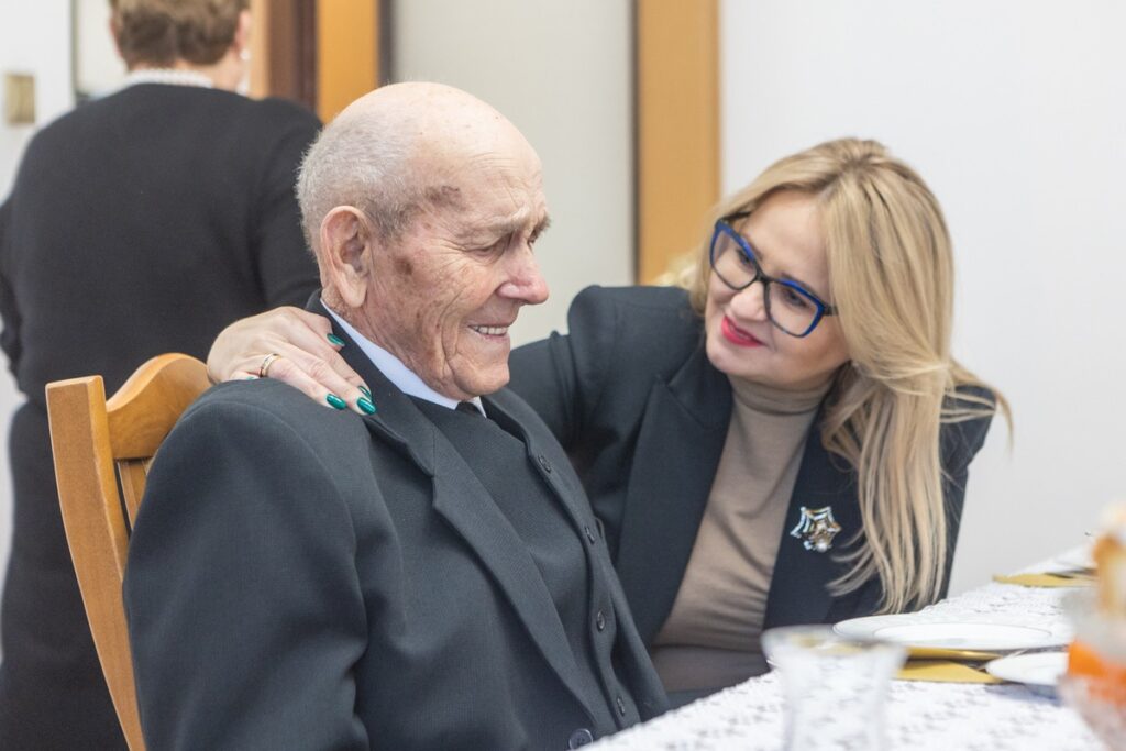 Wręczenie medalu stuletniemu Władysławowi Szaneckiemu, fot. Mikołaj Kuras dla UMWKP