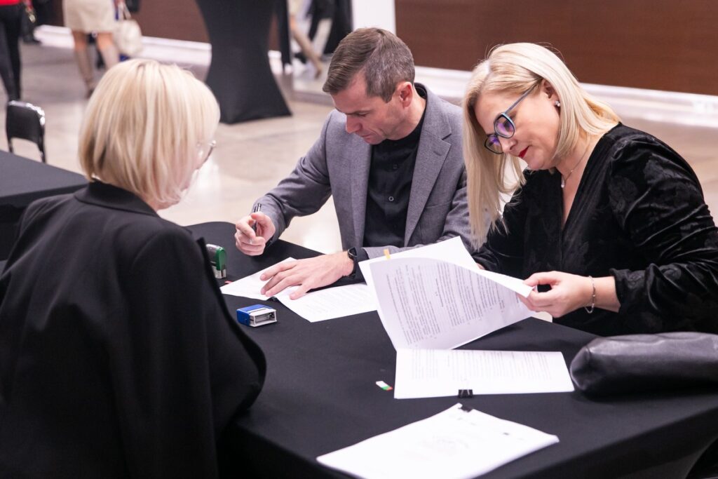 Przedstawiciele LGD-ów odebrali umowy o finansowaniu strategii rozwoju lokalnego, fot. Andrzej Goiński/UMWKP