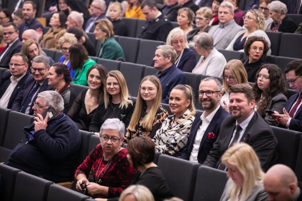 Przedstawiciele LGD-ów odebrali umowy o finansowaniu strategii rozwoju lokalnego, fot. Andrzej Goiński/UMWKP