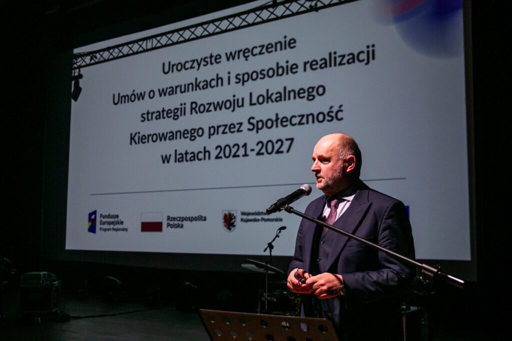 Przedstawiciele LGD-ów odebrali umowy o finansowaniu strategii rozwoju lokalnego, fot. Andrzej Goiński/UMWKP