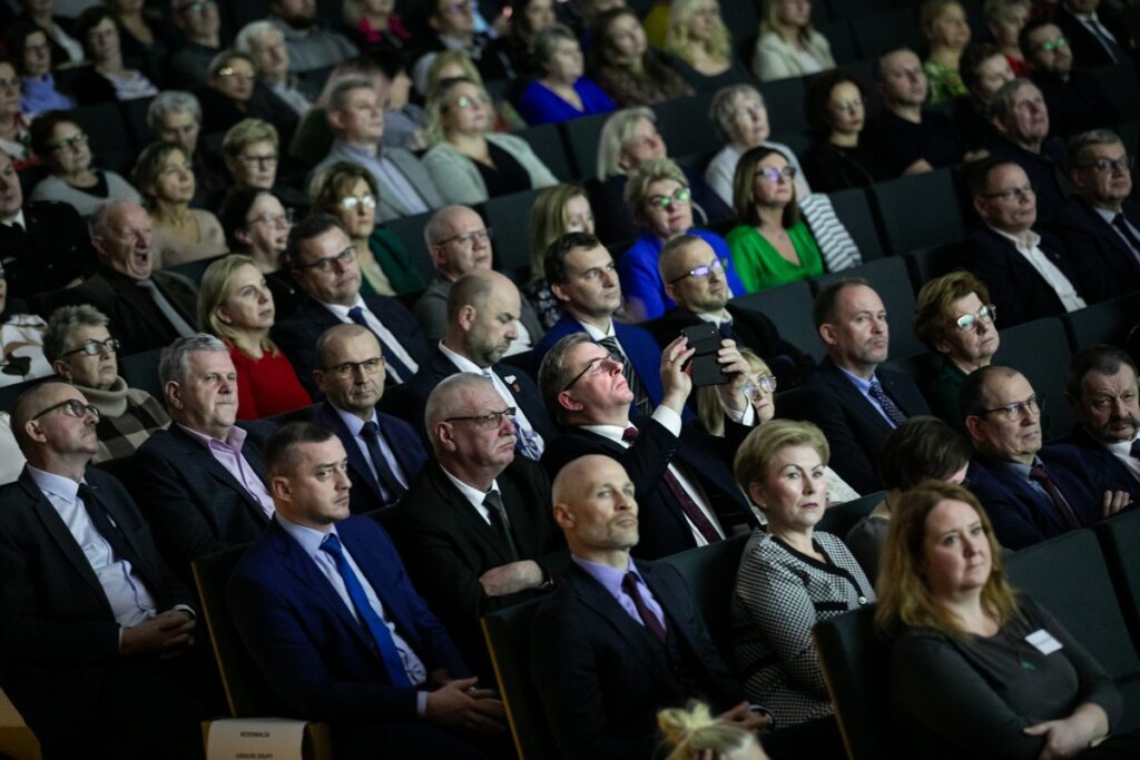 Przedstawiciele LGD-ów odebrali umowy o finansowaniu strategii rozwoju lokalnego, fot. Andrzej Goiński/UMWKP