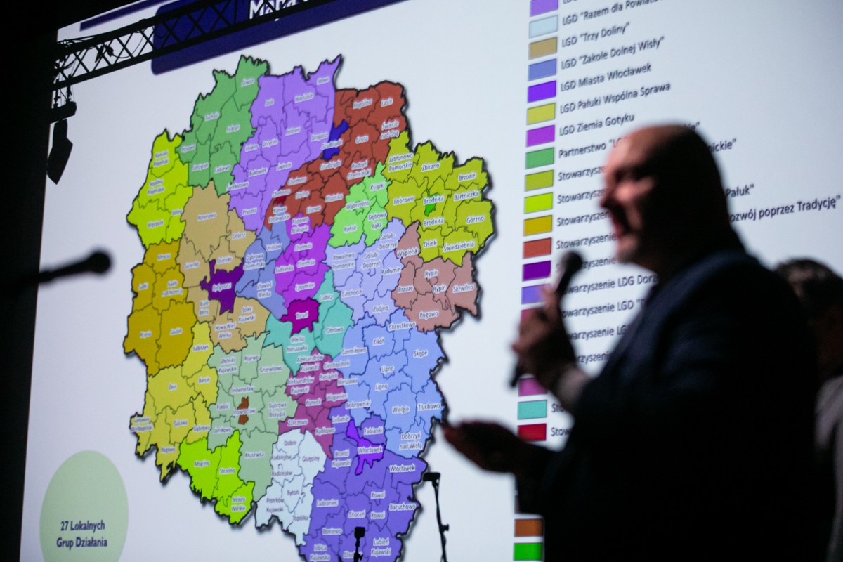 Przedstawiciele LGD-ów odebrali umowy o finansowaniu strategii rozwoju lokalnego, fot. Andrzej Goiński/UMWKP