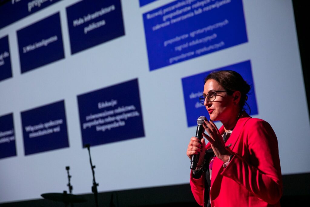 Przedstawiciele LGD-ów odebrali umowy o finansowaniu strategii rozwoju lokalnego, fot. Andrzej Goiński/UMWKP