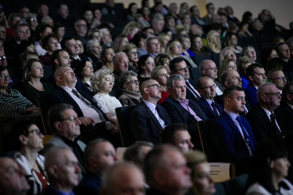 Przedstawiciele LGD-ów odebrali umowy o finansowaniu strategii rozwoju lokalnego, fot. Andrzej Goiński/UMWKP