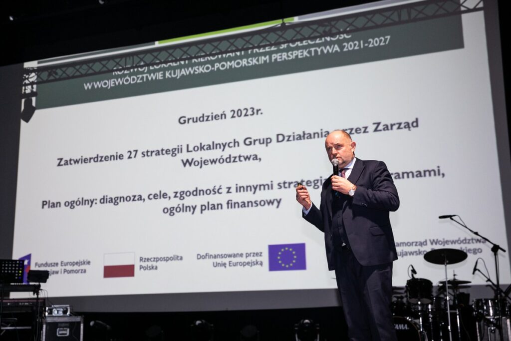 Przedstawiciele LGD-ów odebrali umowy o finansowaniu strategii rozwoju lokalnego, fot. Andrzej Goiński/UMWKP