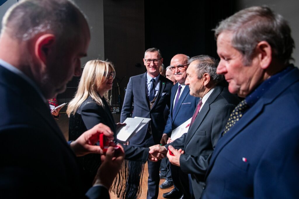 Przedstawiciele LGD-ów odebrali umowy o finansowaniu strategii rozwoju lokalnego, fot. Andrzej Goiński/UMWKP