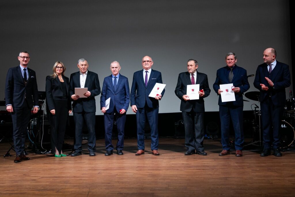 Przedstawiciele LGD-ów odebrali umowy o finansowaniu strategii rozwoju lokalnego, fot. Andrzej Goiński/UMWKP