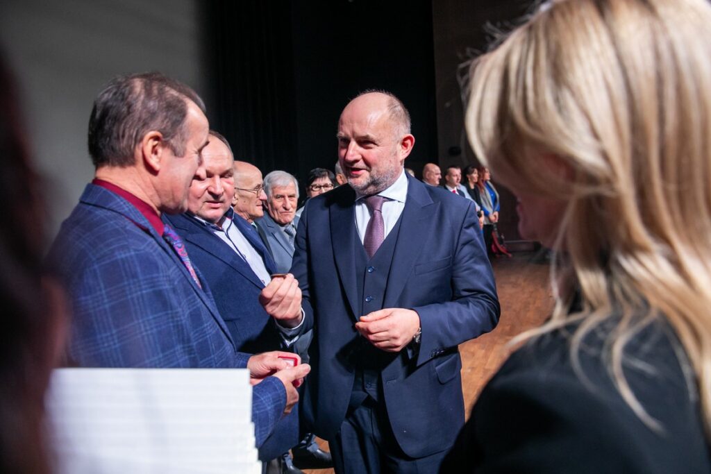 Przedstawiciele LGD-ów odebrali umowy o finansowaniu strategii rozwoju lokalnego, fot. Andrzej Goiński/UMWKP