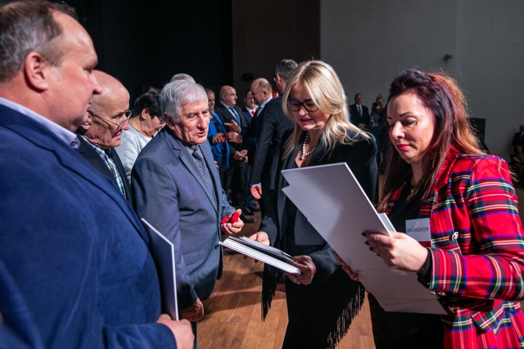 Przedstawiciele LGD-ów odebrali umowy o finansowaniu strategii rozwoju lokalnego, fot. Andrzej Goiński/UMWKP