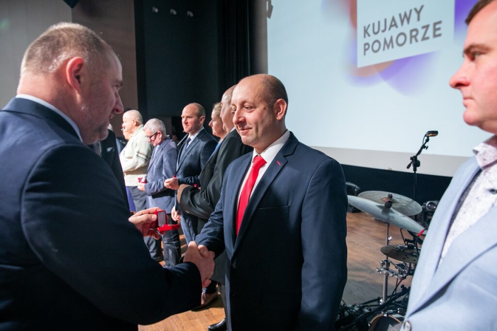 Przedstawiciele LGD-ów odebrali umowy o finansowaniu strategii rozwoju lokalnego, fot. Andrzej Goiński/UMWKP