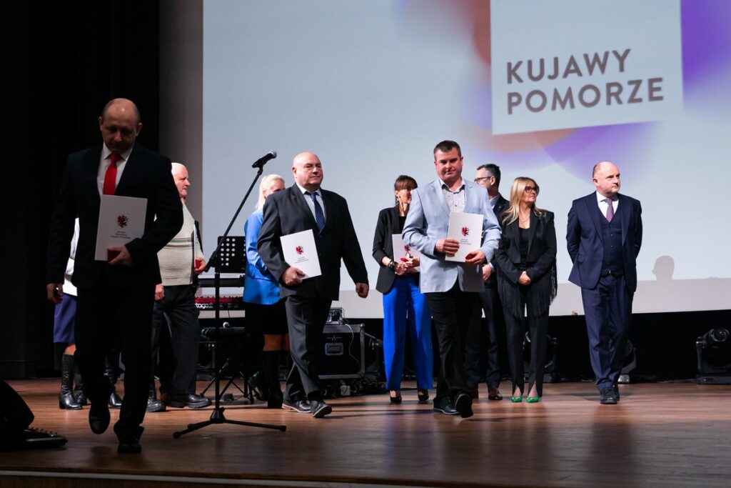 Przedstawiciele LGD-ów odebrali umowy o finansowaniu strategii rozwoju lokalnego, fot. Andrzej Goiński/UMWKP