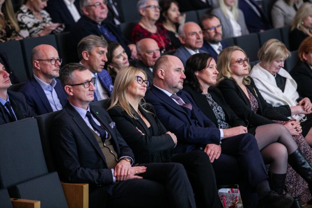 Przedstawiciele LGD-ów odebrali umowy o finansowaniu strategii rozwoju lokalnego, fot. Andrzej Goiński/UMWKP