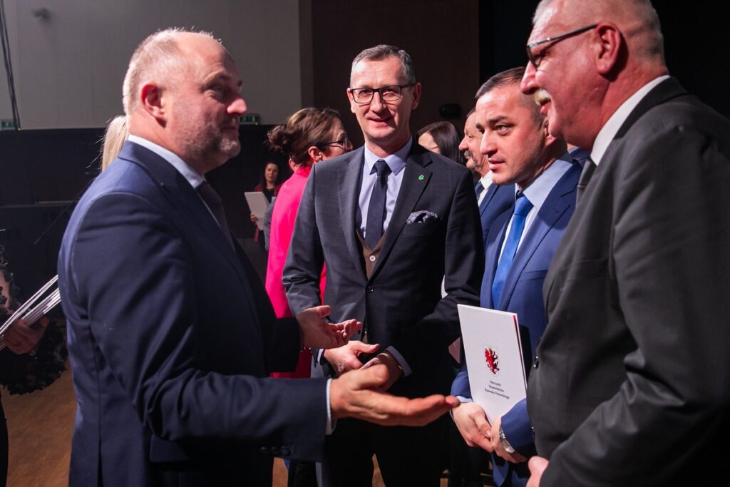 Przedstawiciele LGD-ów odebrali umowy o finansowaniu strategii rozwoju lokalnego, fot. Andrzej Goiński/UMWKP