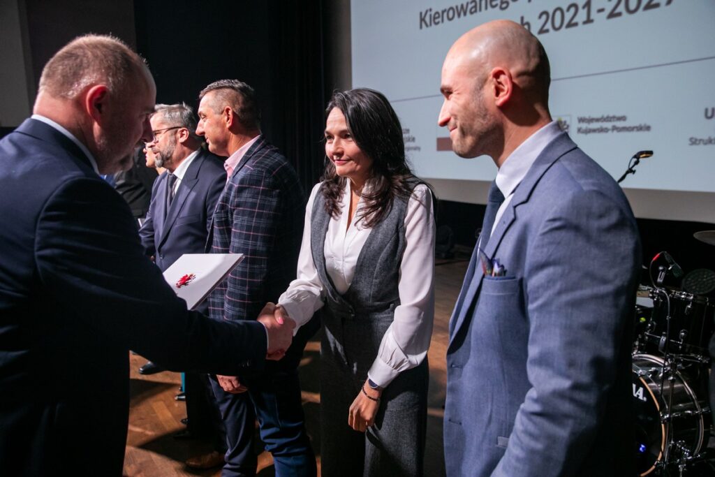 Przedstawiciele LGD-ów odebrali umowy o finansowaniu strategii rozwoju lokalnego, fot. Andrzej Goiński/UMWKP