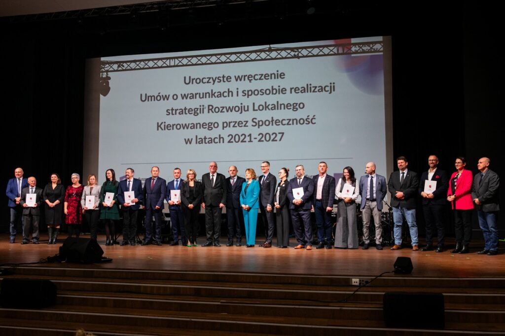 Przedstawiciele LGD-ów odebrali umowy o finansowaniu strategii rozwoju lokalnego, fot. Andrzej Goiński/UMWKP