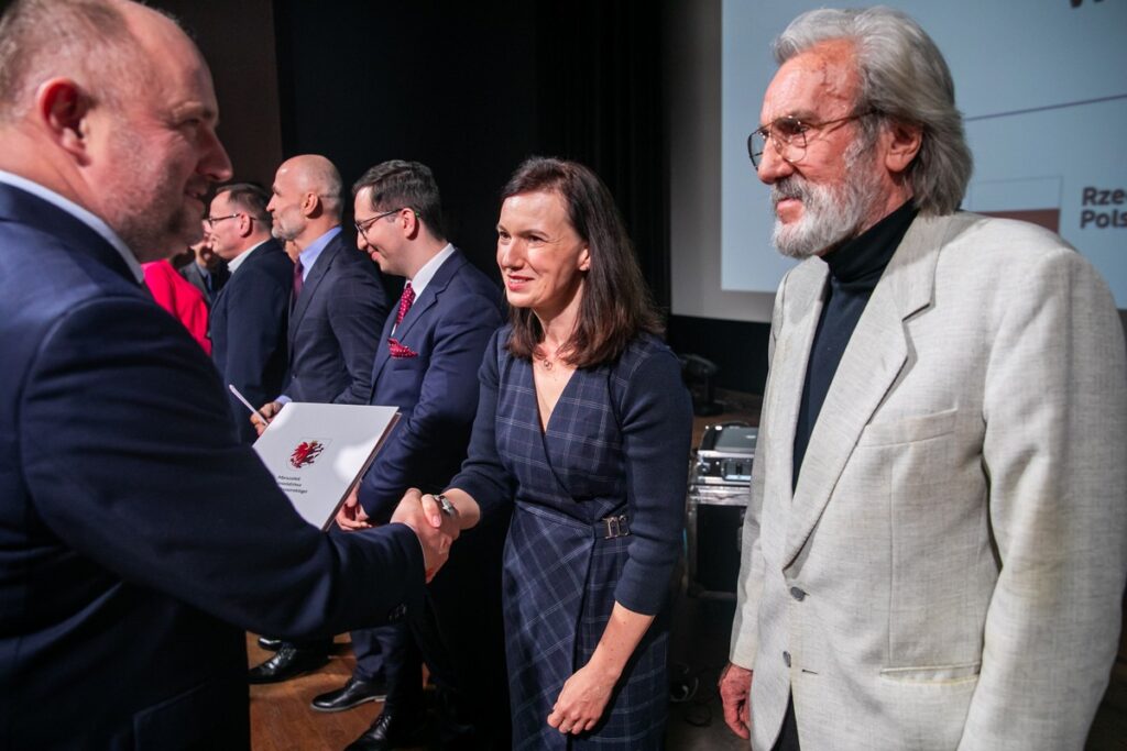 Przedstawiciele LGD-ów odebrali umowy o finansowaniu strategii rozwoju lokalnego, fot. Andrzej Goiński/UMWKP