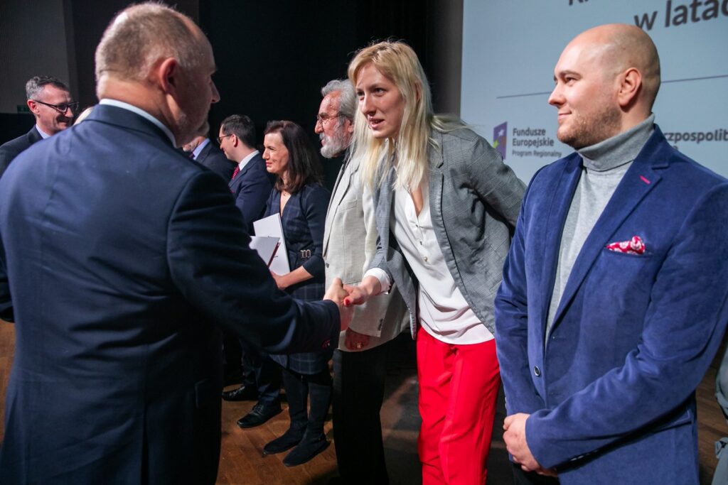 Przedstawiciele LGD-ów odebrali umowy o finansowaniu strategii rozwoju lokalnego, fot. Andrzej Goiński/UMWKP