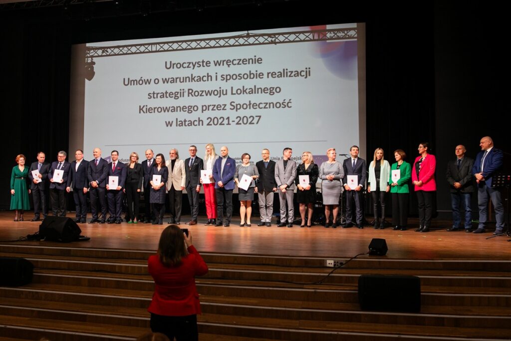 Przedstawiciele LGD-ów odebrali umowy o finansowaniu strategii rozwoju lokalnego, fot. Andrzej Goiński/UMWKP