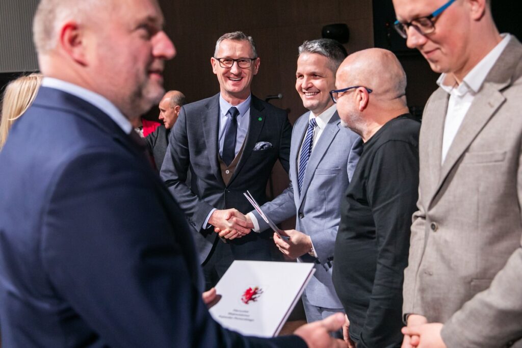 Przedstawiciele LGD-ów odebrali umowy o finansowaniu strategii rozwoju lokalnego, fot. Andrzej Goiński/UMWKP