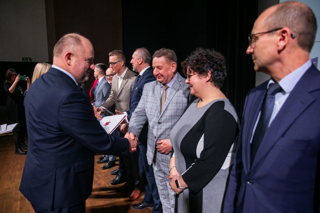 Przedstawiciele LGD-ów odebrali umowy o finansowaniu strategii rozwoju lokalnego, fot. Andrzej Goiński/UMWKP