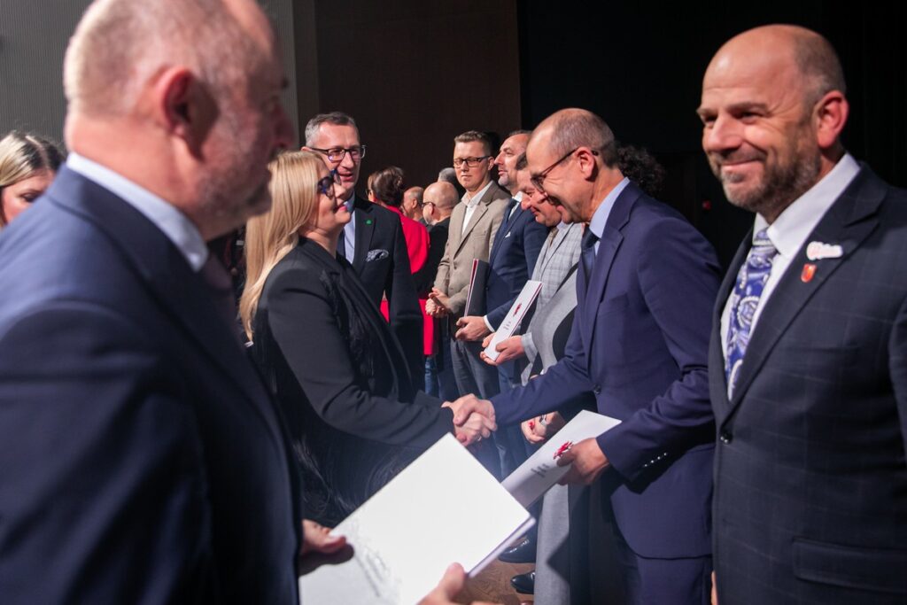 Przedstawiciele LGD-ów odebrali umowy o finansowaniu strategii rozwoju lokalnego, fot. Andrzej Goiński/UMWKP