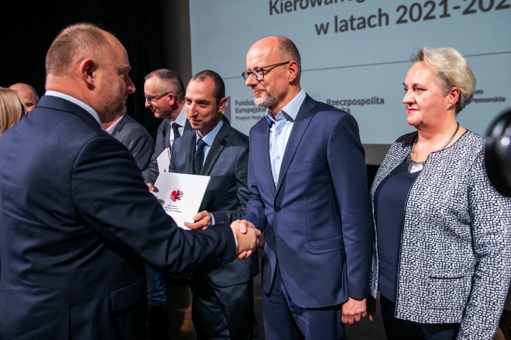 Przedstawiciele LGD-ów odebrali umowy o finansowaniu strategii rozwoju lokalnego, fot. Andrzej Goiński/UMWKP