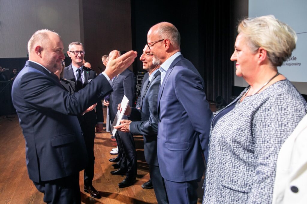 Przedstawiciele LGD-ów odebrali umowy o finansowaniu strategii rozwoju lokalnego, fot. Andrzej Goiński/UMWKP