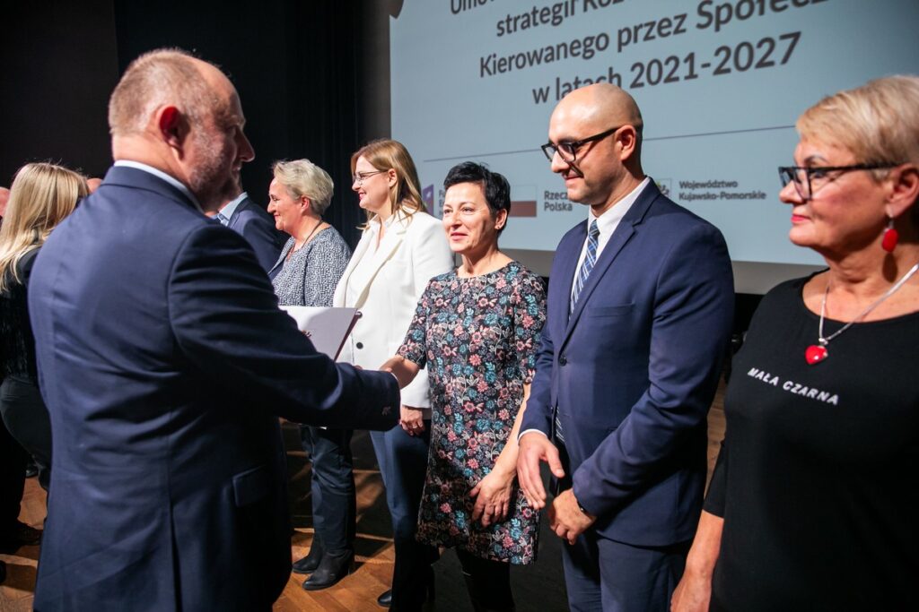 Przedstawiciele LGD-ów odebrali umowy o finansowaniu strategii rozwoju lokalnego, fot. Andrzej Goiński/UMWKP