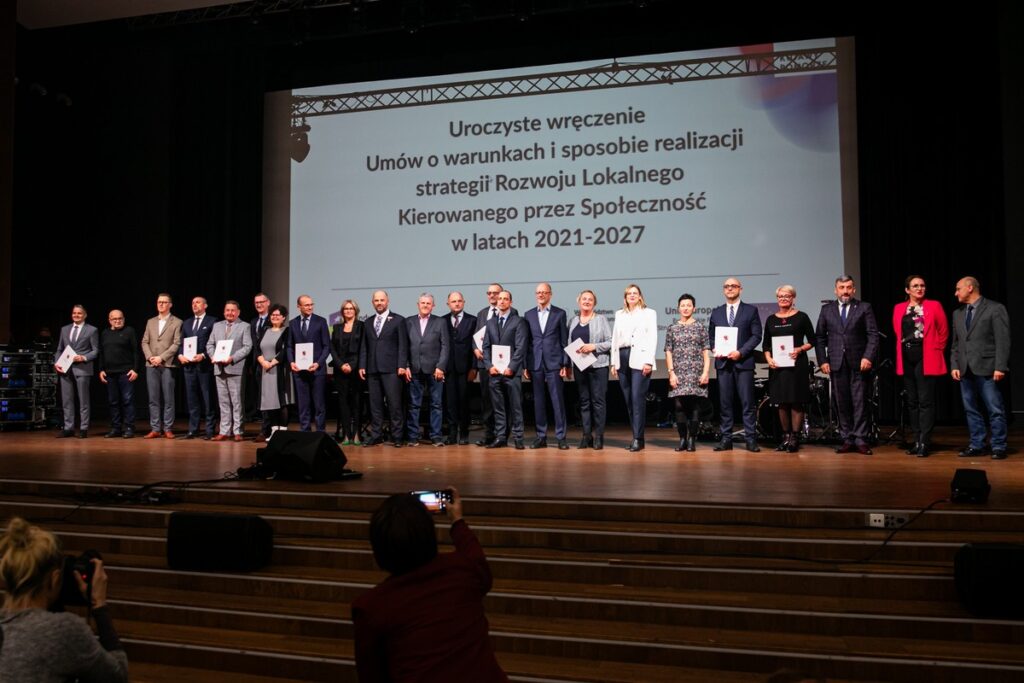 Przedstawiciele LGD-ów odebrali umowy o finansowaniu strategii rozwoju lokalnego, fot. Andrzej Goiński/UMWKP