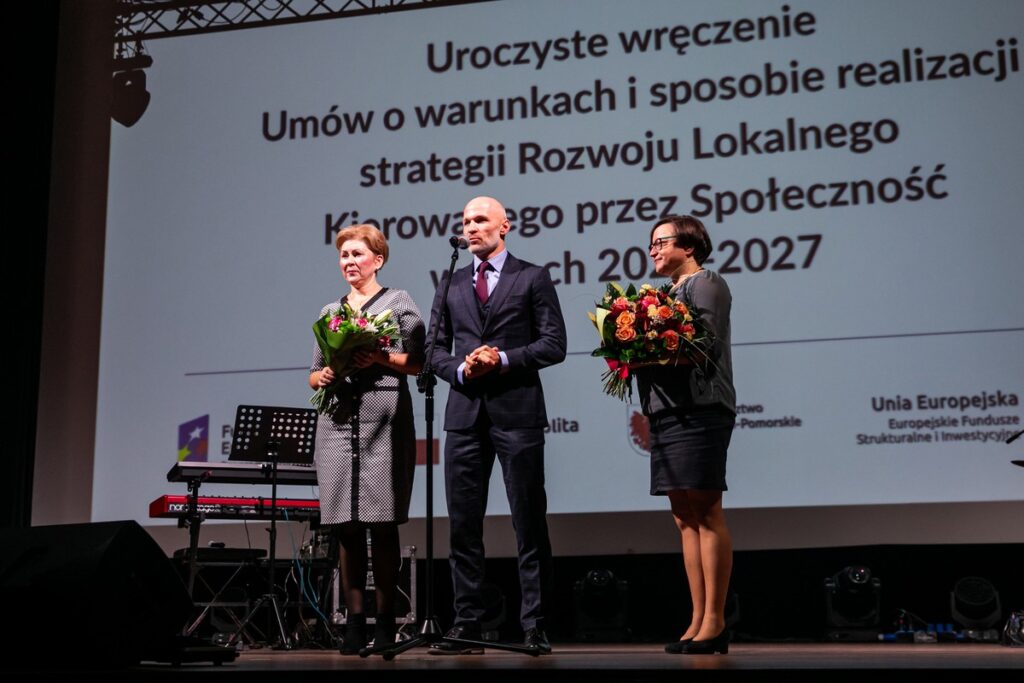 Przedstawiciele LGD-ów odebrali umowy o finansowaniu strategii rozwoju lokalnego, fot. Andrzej Goiński/UMWKP