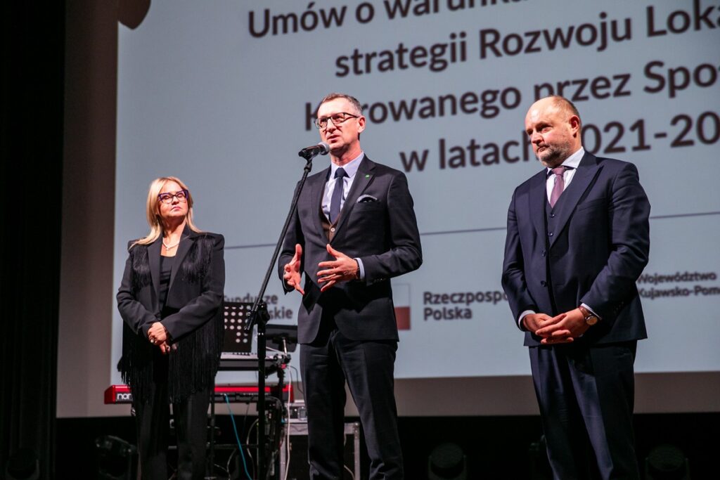 Przedstawiciele LGD-ów odebrali umowy o finansowaniu strategii rozwoju lokalnego, fot. Andrzej Goiński/UMWKP