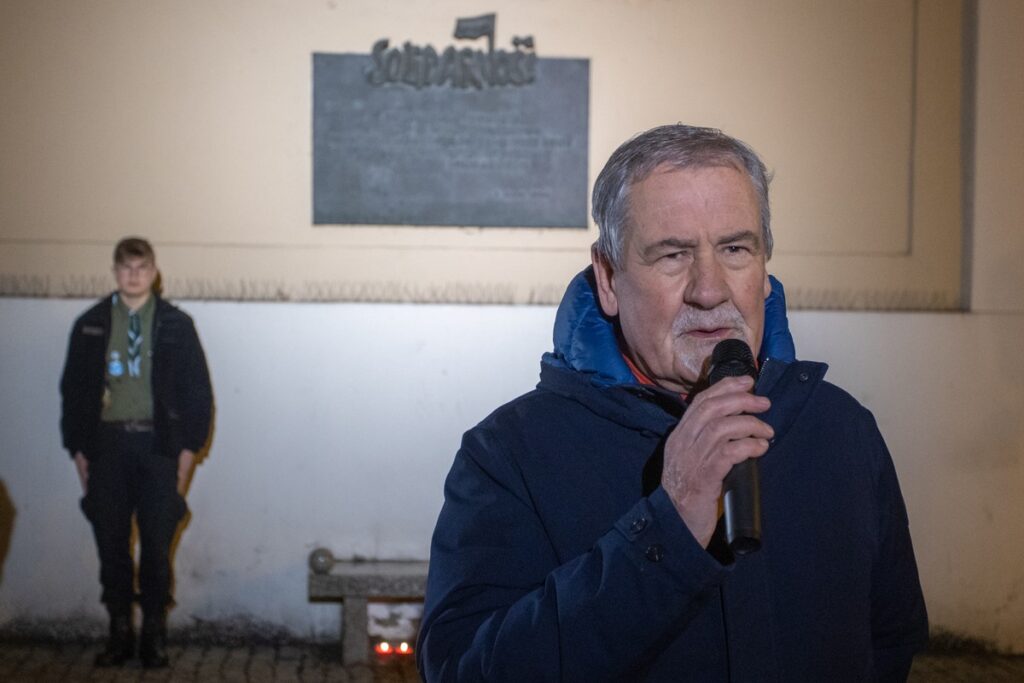 Złożenie kwiatów pod tablicą Solidarności w rocznicę wprowadzenia stanu wojennego, fot. Mikołaj Kuras dla UMWKP