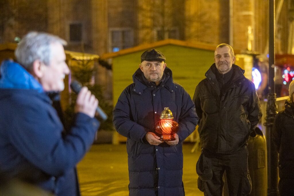 Złożenie kwiatów pod tablicą Solidarności w rocznicę wprowadzenia stanu wojennego, fot. Mikołaj Kuras dla UMWKP