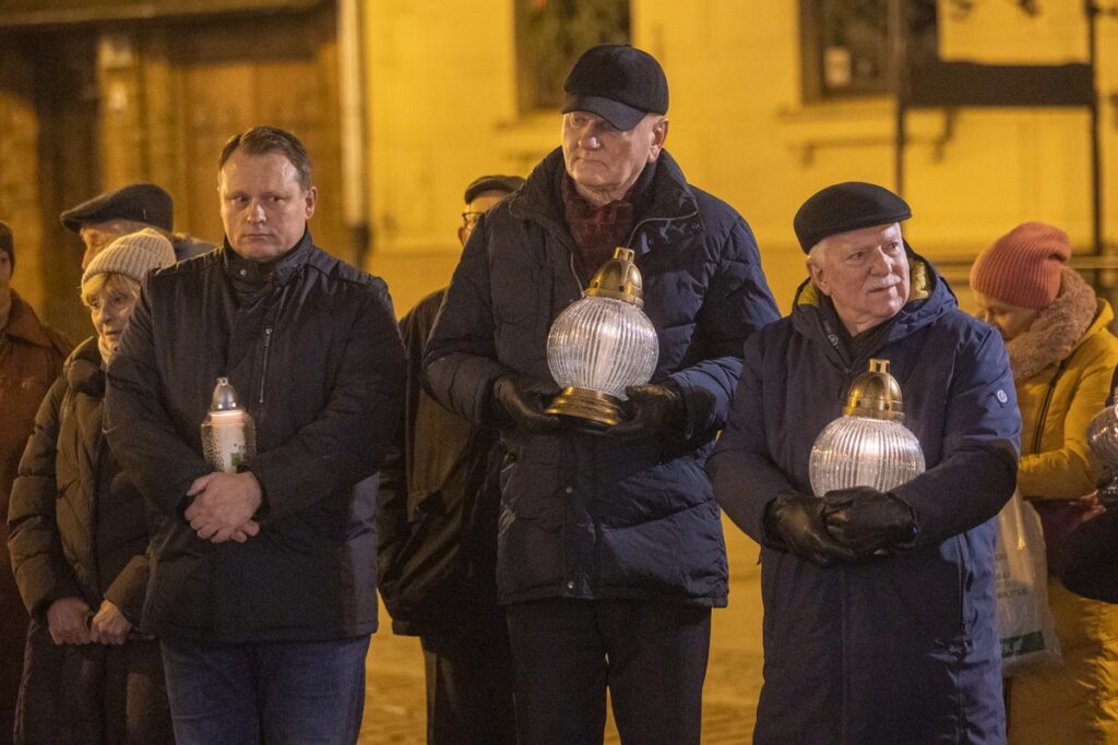 Złożenie kwiatów pod tablicą Solidarności w rocznicę wprowadzenia stanu wojennego, fot. Mikołaj Kuras dla UMWKP