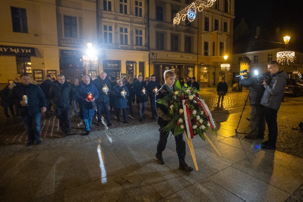 Złożenie kwiatów pod tablicą Solidarności w rocznicę wprowadzenia stanu wojennego, fot. Mikołaj Kuras dla UMWKP