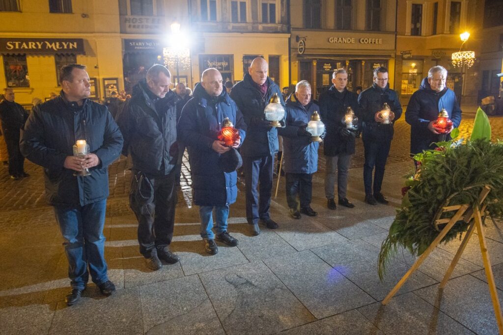 Złożenie kwiatów pod tablicą Solidarności w rocznicę wprowadzenia stanu wojennego, fot. Mikołaj Kuras dla UMWKP