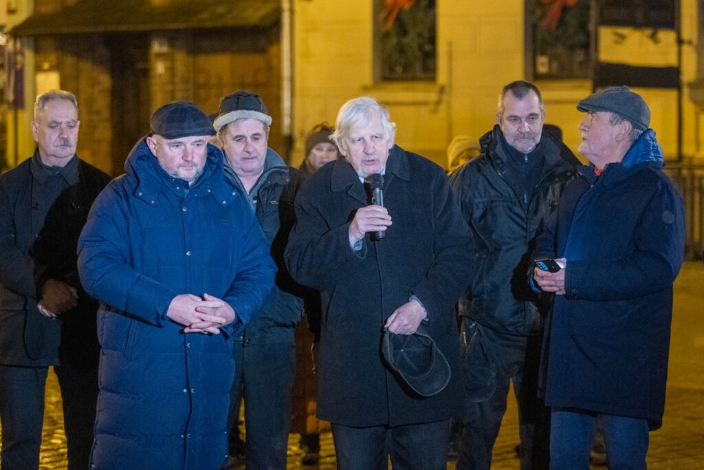 Złożenie kwiatów pod tablicą Solidarności w rocznicę wprowadzenia stanu wojennego, fot. Mikołaj Kuras dla UMWKP