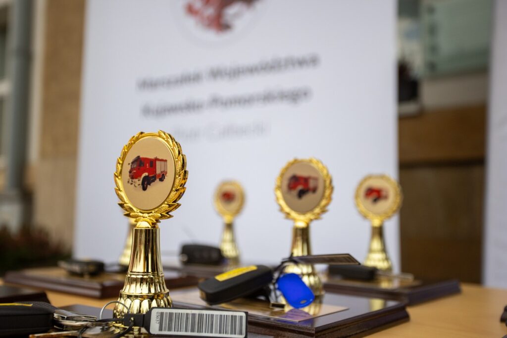 Przekazanie wozów strażackich i motopomp jednostkom OSP, fot. Mikołaj Kuras dla UMWKP