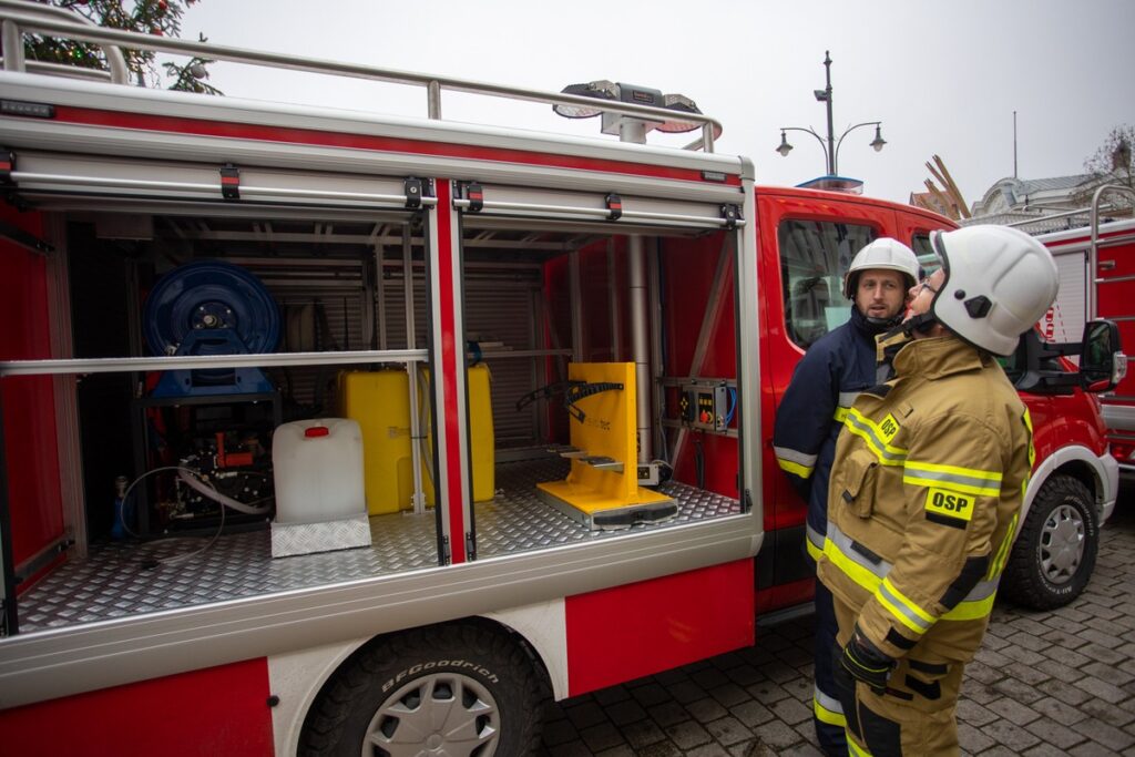 Przekazanie wozów strażackich i motopomp jednostkom OSP, fot. Mikołaj Kuras dla UMWKP