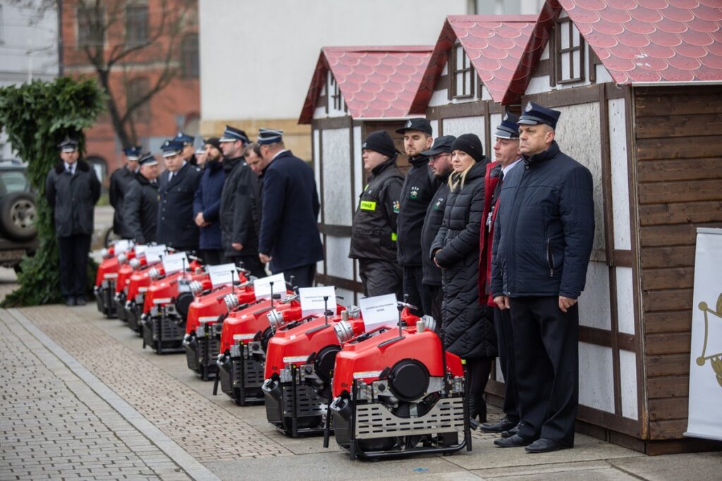 Przekazanie wozów strażackich i motopomp jednostkom OSP, fot. Mikołaj Kuras dla UMWKP