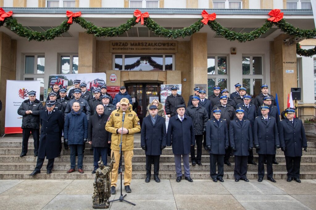 Przekazanie wozów strażackich i motopomp jednostkom OSP, fot. Mikołaj Kuras dla UMWKP