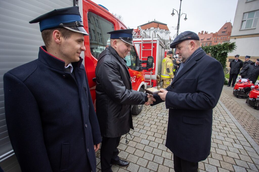 Przekazanie wozów strażackich i motopomp jednostkom OSP, fot. Mikołaj Kuras dla UMWKP
