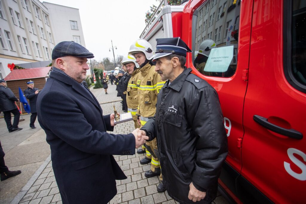 Przekazanie wozów strażackich i motopomp jednostkom OSP, fot. Mikołaj Kuras dla UMWKP