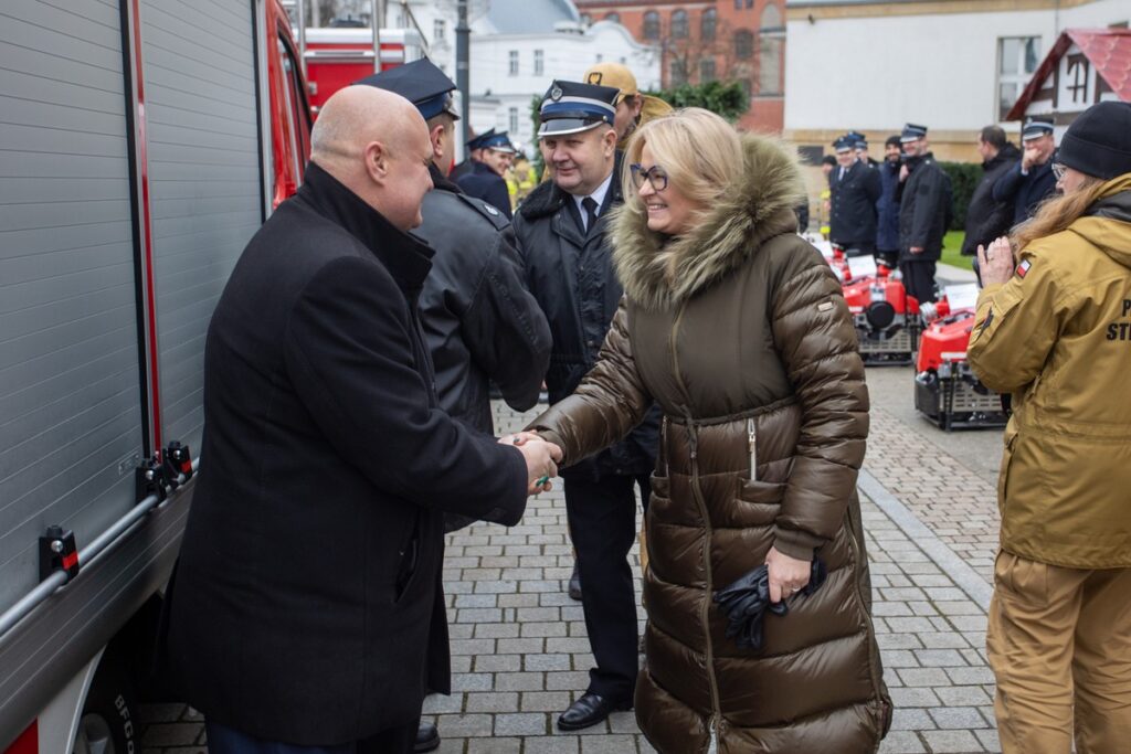 Przekazanie wozów strażackich i motopomp jednostkom OSP, fot. Mikołaj Kuras dla UMWKP