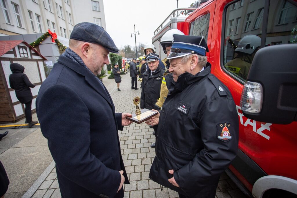 Przekazanie wozów strażackich i motopomp jednostkom OSP, fot. Mikołaj Kuras dla UMWKP