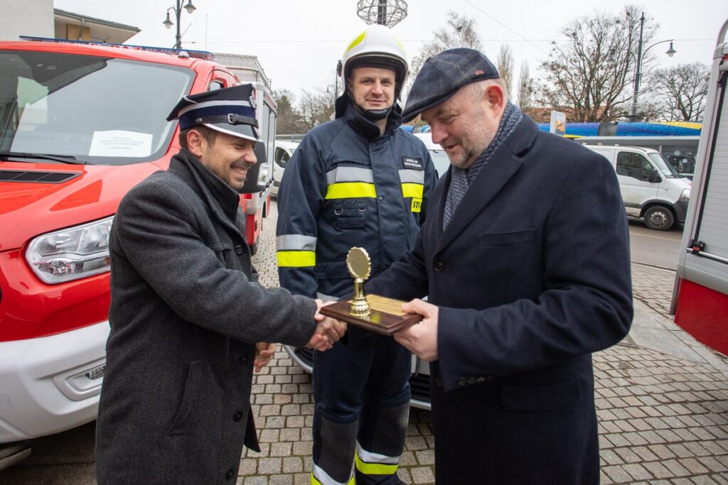Przekazanie wozów strażackich i motopomp jednostkom OSP, fot. Mikołaj Kuras dla UMWKP